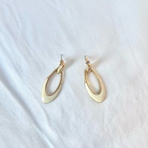 Antique white & gold oval earrings!💌